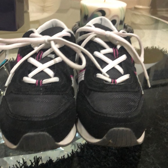 SZ 8.5 Black White Sneakers - Picture 6 of 6